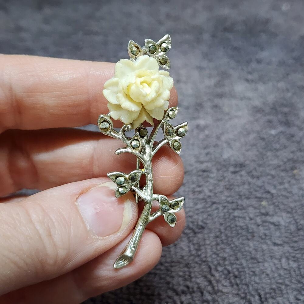 White Silver tone Rose brooch pin b34